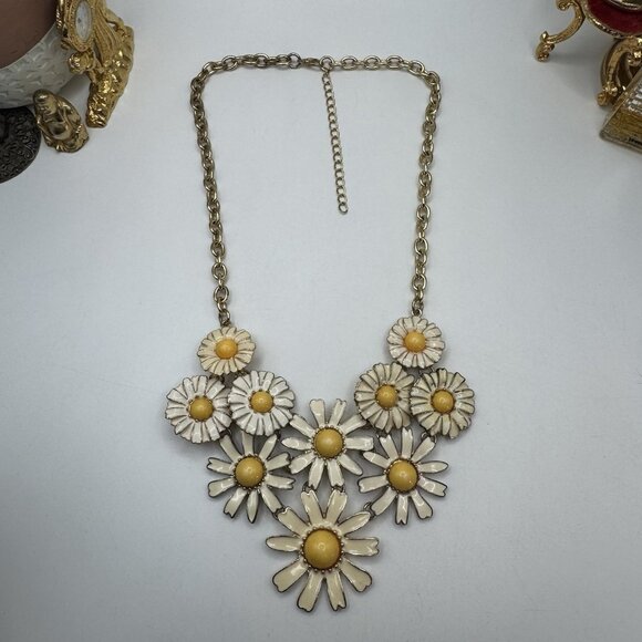 Daisy Cluster Necklace Fashion Jewelry Cream Yellow Center Enamel Gold Tone - Picture 5 of 5